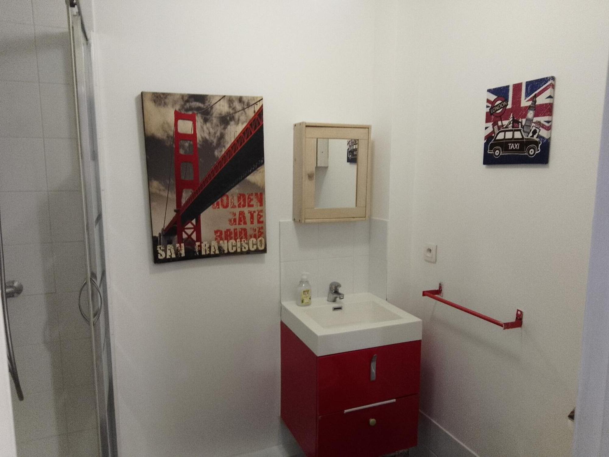 Guesthouse Familial Pour 2,3,4 Personnes De 44M2- Accessible Handic -Rez De Chaussee-Vues Sur Rue Et Patio Prive - Sejour, Chambre Separee-Cuisine,Salle De Bain,Lit Double Et Canape-Lit 2Pers-Entree De La Rue Berzelius-5 Minutes Du Metro Brochant-Lig Paris Exterior foto