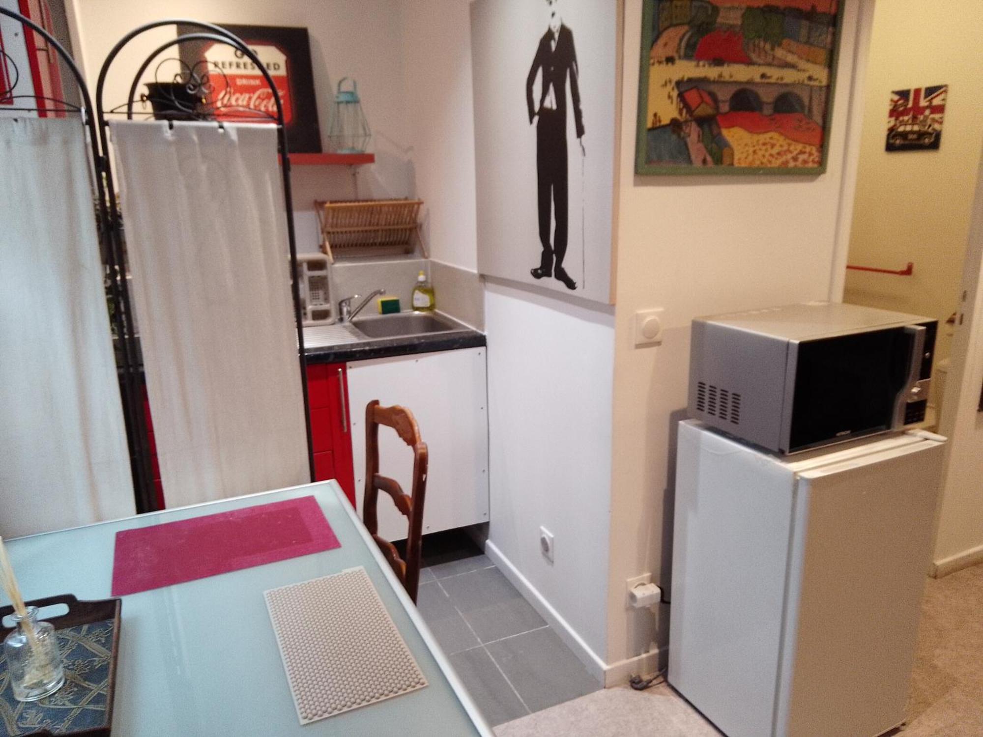 Guesthouse Familial Pour 2,3,4 Personnes De 44M2- Accessible Handic -Rez De Chaussee-Vues Sur Rue Et Patio Prive - Sejour, Chambre Separee-Cuisine,Salle De Bain,Lit Double Et Canape-Lit 2Pers-Entree De La Rue Berzelius-5 Minutes Du Metro Brochant-Lig Paris Exterior foto